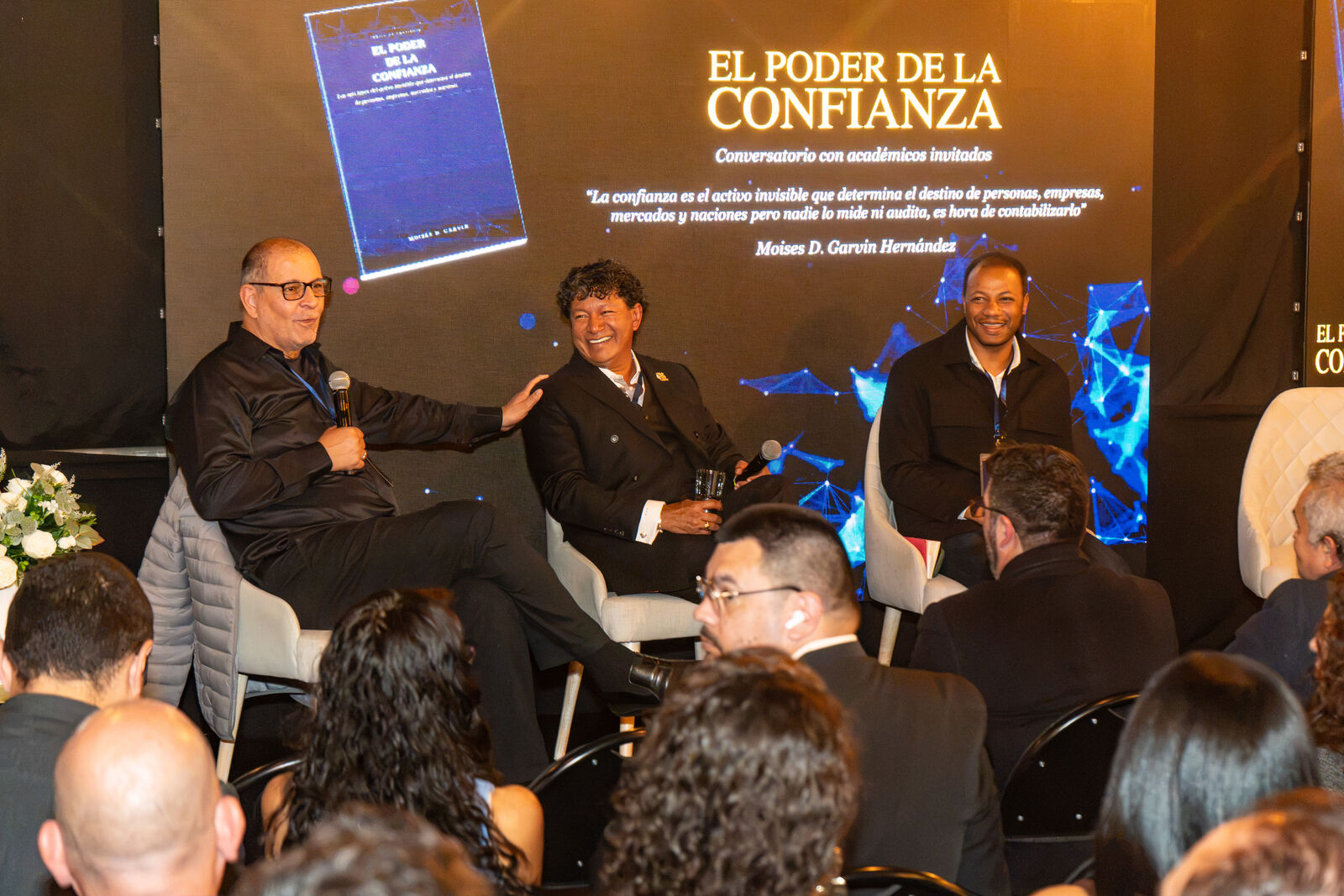 Panel de académicos invitados durante el conversatorio